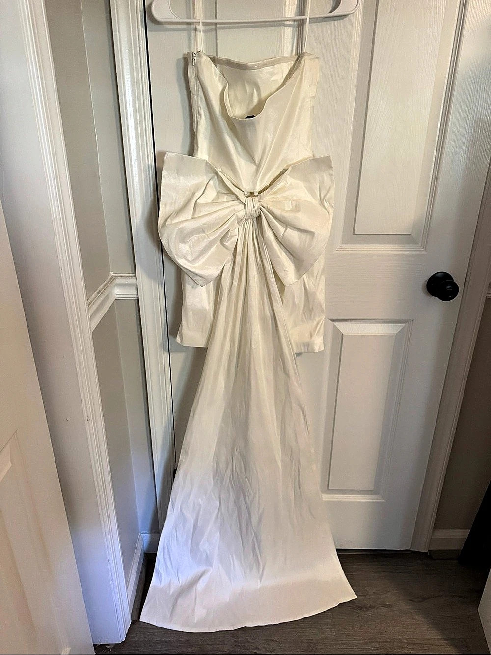 Lovely Dress with Bow in White Size Large Like New